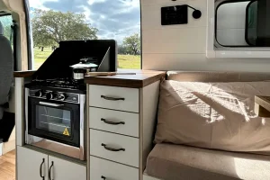 es la cocina de la furgoneta