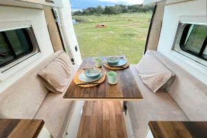 es el salón de la furgoneta de alquiler de ruta del mono